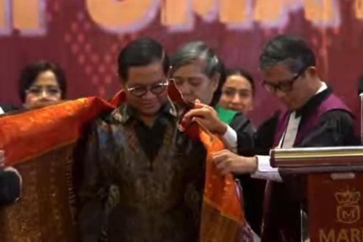 Momen Pramono Anung Dikalungi Ulos di Gereja HKI, Simbol Penghormatan dan Wibawa
