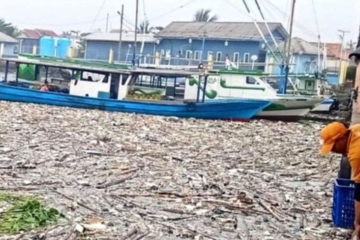 Cuaca Buruk Picu Penumpukan Sampah di Kepulauan Seribu