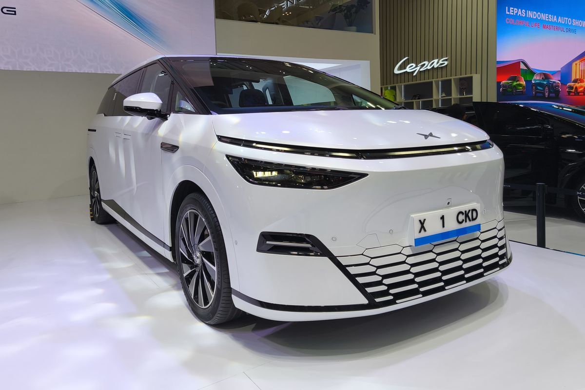Pertarungan MPV Listrik Premium yang Mewah dan Futuristik