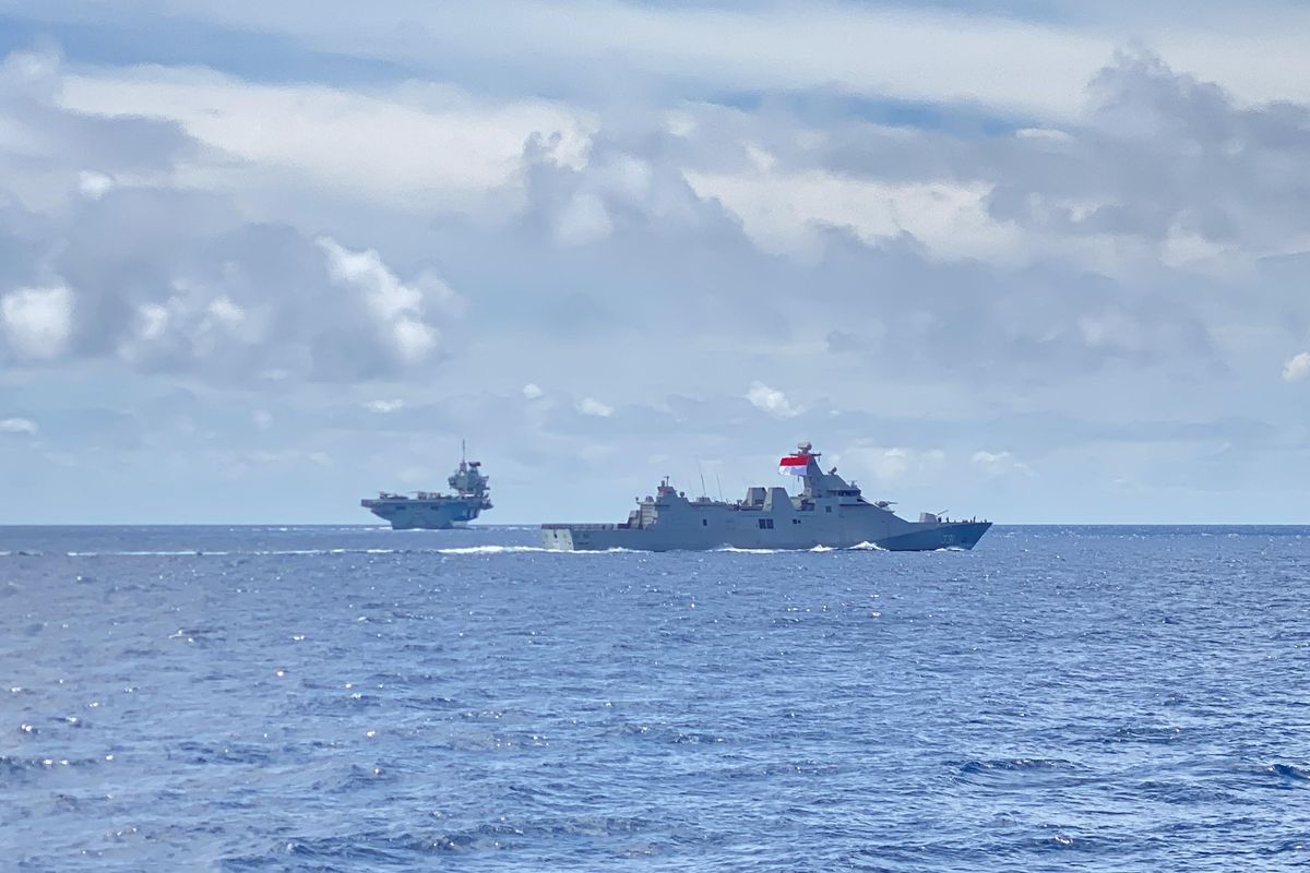 4 Kapal Perang TNI AL Latihan Bersama Kapal Induk Inggris di Laut Buru