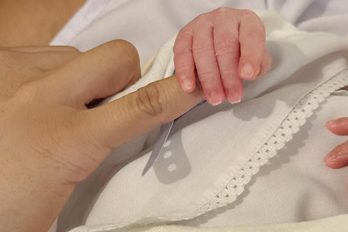 6 Tips Jitu Atasi Mood Swing Pasca Melahirkan Ala Erika Carlina untuk Ibu Bahagia