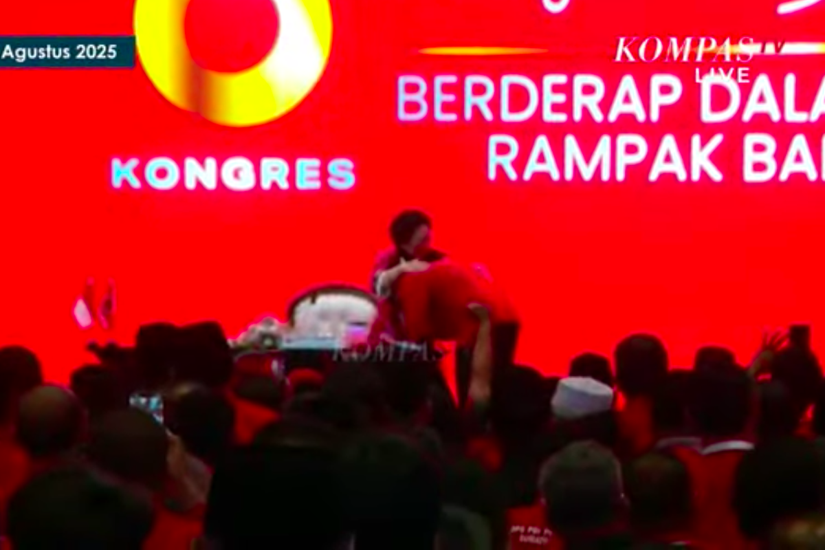 Cium Tangan Megawati Saat Tiba di Kongres PDI-P