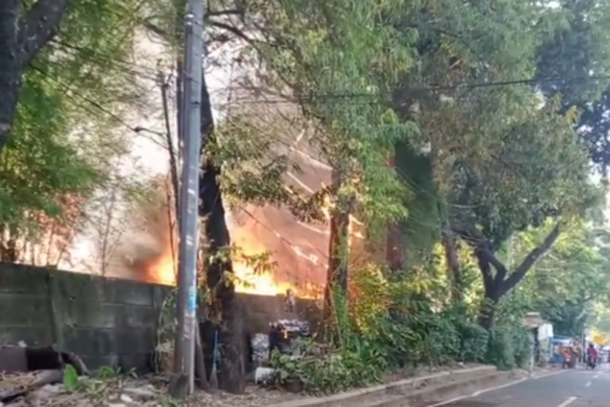 Gudang SDA Pasar Minggu Ludes Terbakar, Kerugian Melambung Rp 50 Juta!