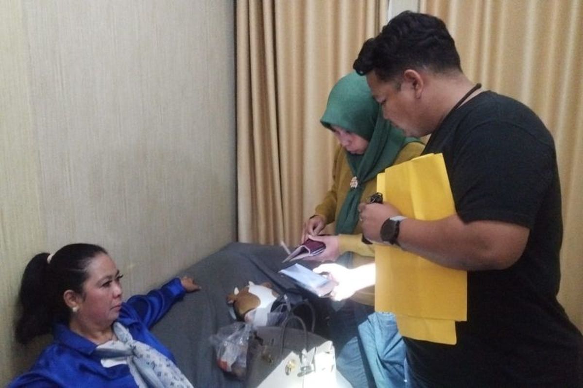 Perempuan Licik Curi Kalung Berlian Rp 50 Juta di Mal Jakut dengan Modus Pura-pura Beli