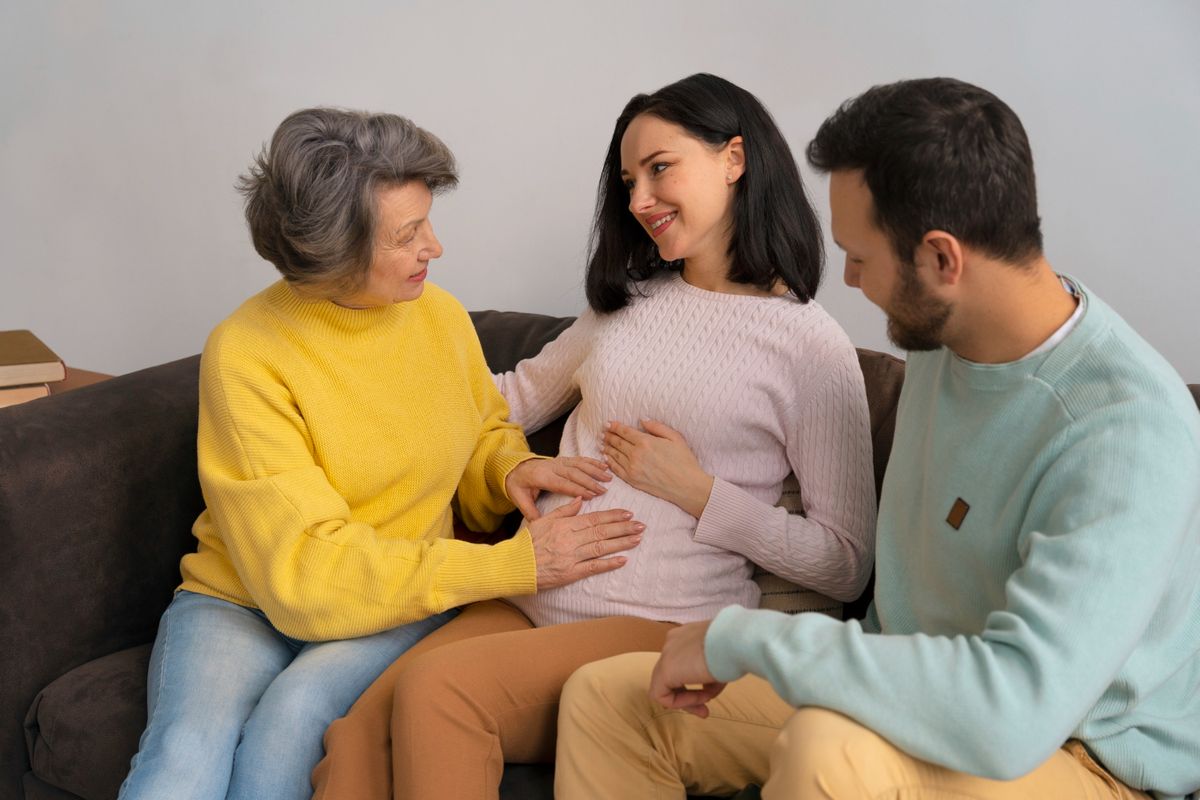 Cara Suami Dukung Istri Hadapi Ibu Mertua yang Menyebalkan Saat Hamil, Kata Psikolog