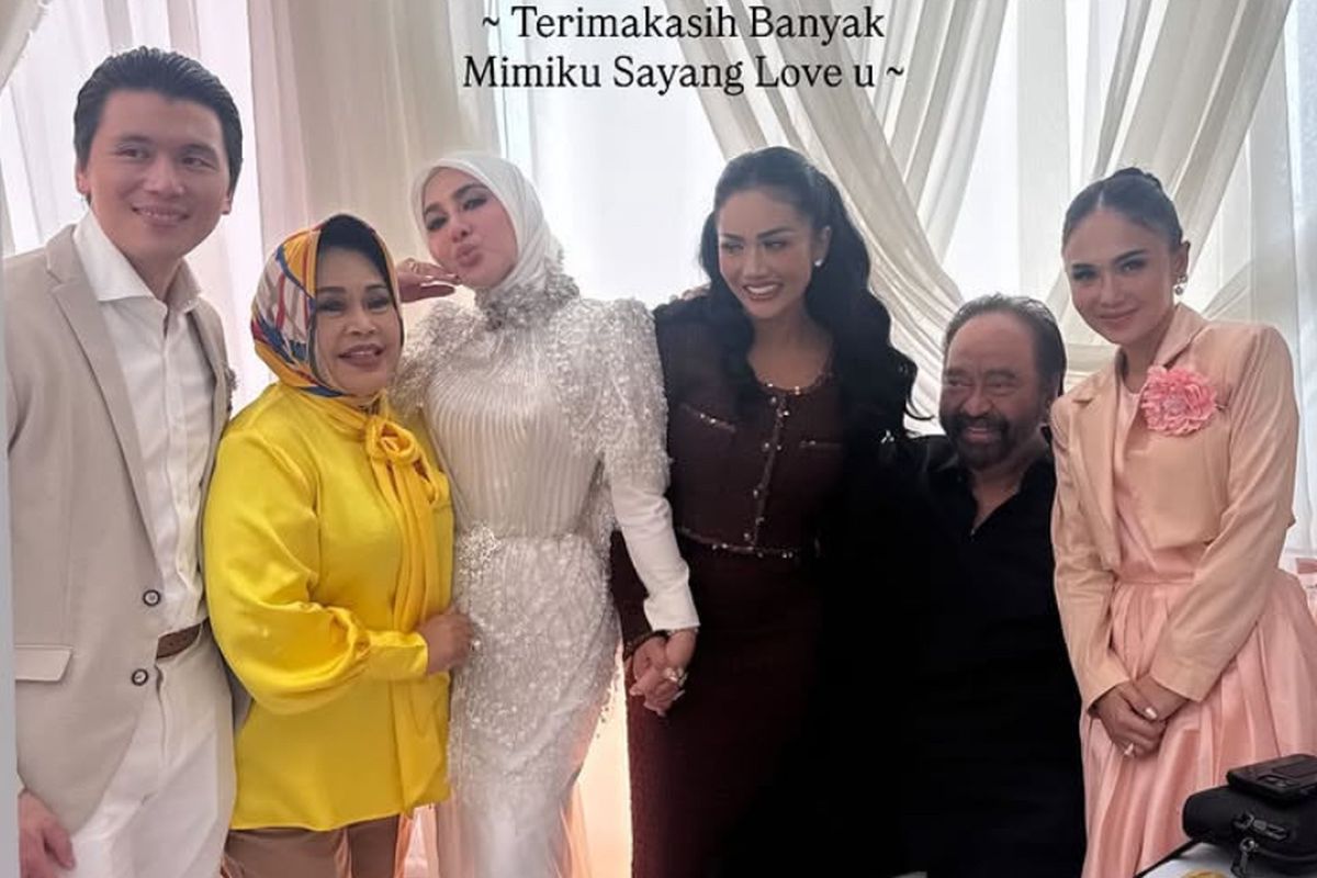Yuni Shara Bersinar dengan Nuansa Peach