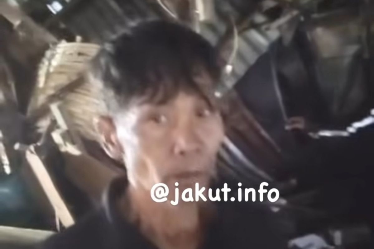 Pipa Besi Jatuh Hancurkan Kios Warga