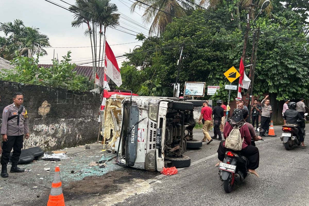 Truk Terguling Usai Tabrak Mobil di Bogor Akibat Rem Blong, Begini Kronologinya