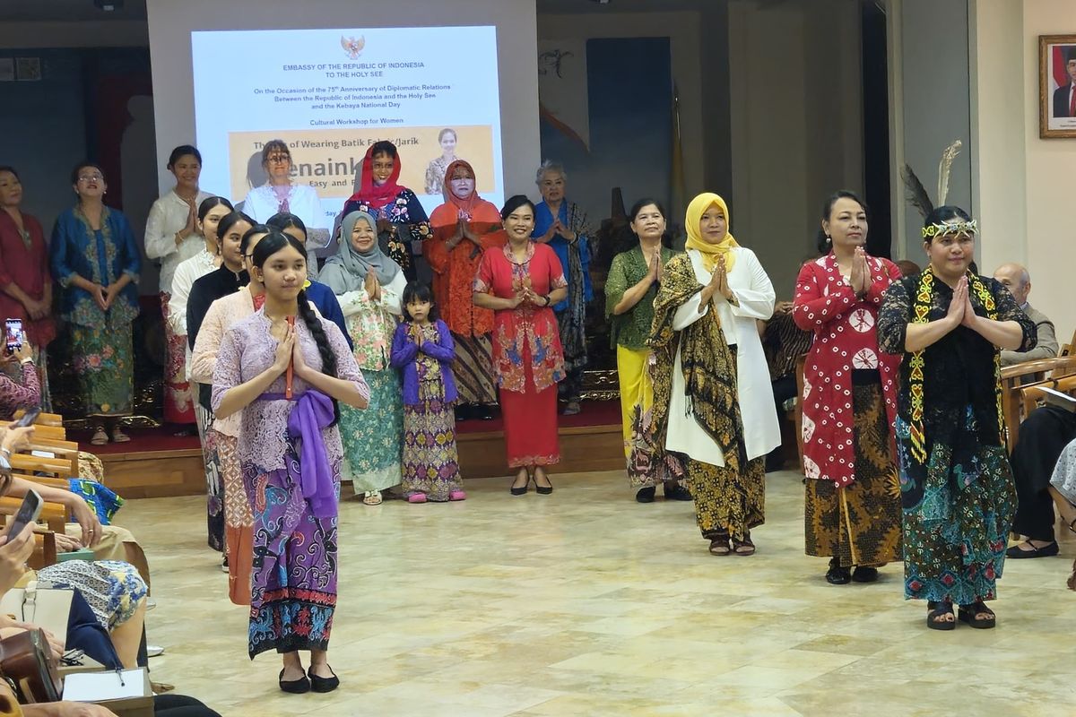 Peringatan 75 Tahun RI-Vatikan: Fashion Show Kebaya & Workshop Berkain yang Memukau