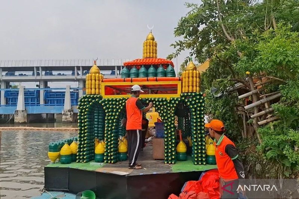 Dibangun dari Botol Plastik, Mampu Tampung 20 Jemaah