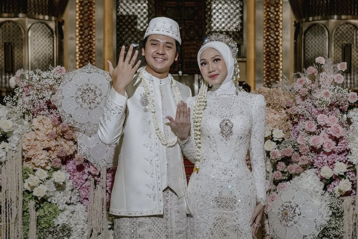 Arbani Yasiz & Raissa Ramadhani Tampil Memukai dengan Busana Pernikahan Serba Putih yang Serasi
