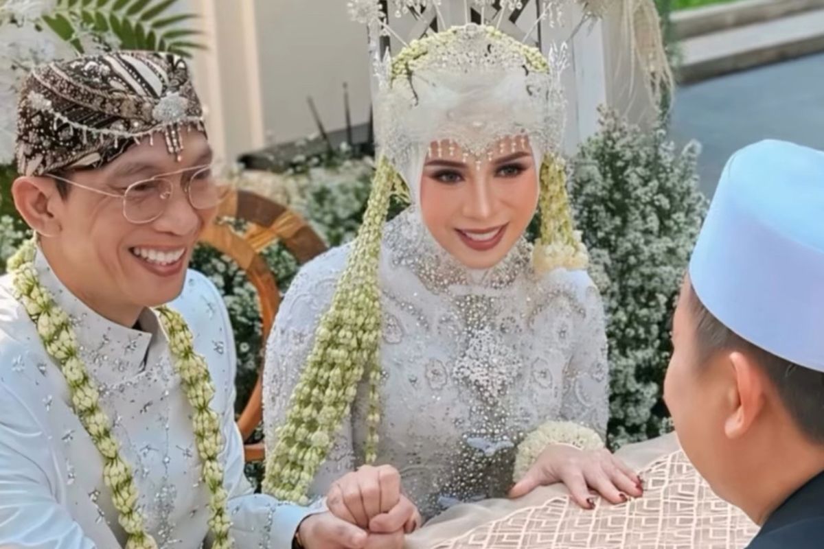 7 Gaya Memukau Melly Goeslaw di Pesta 30 Tahun Pernikahan dengan Sentuhan Adat Sunda yang Autentik