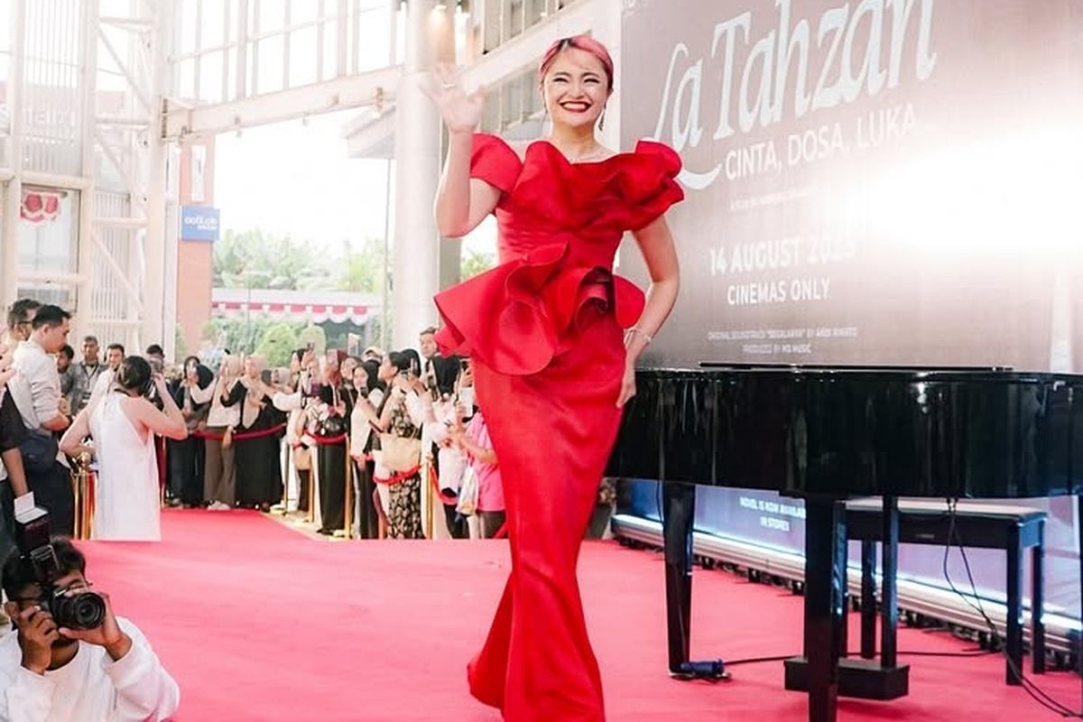 Tampil Anggun dengan Dominasi Warna Merah