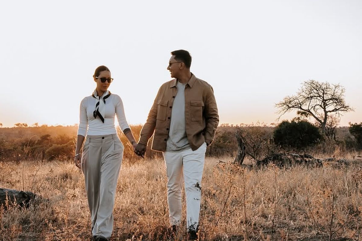 5 Gaya Romantis Darma Mangkuluhur Melamar DJ Patricia Schuldtz dengan Nuansa Safari Afrika yang Memukau