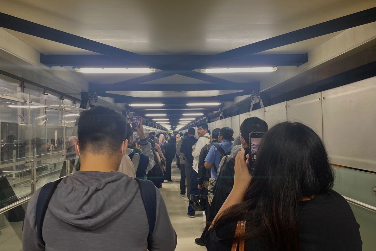 Antrean Panjang di Halte CSW, Butuh 40 Menit untuk Naik Transjakarta!