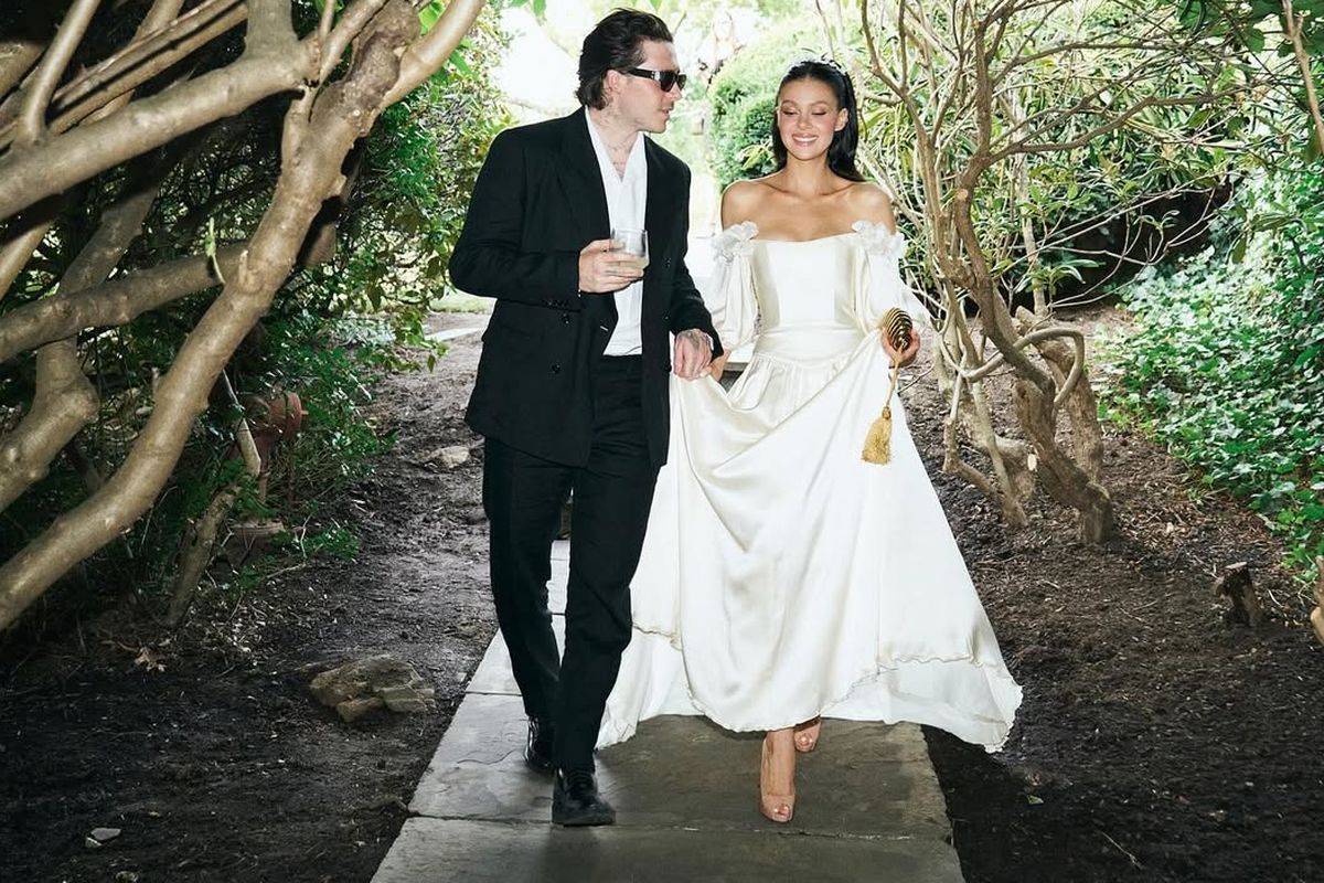 Nicola Peltz Tampil Memukai dengan Gaun Vintage 1980-an Milik Ibu di Pembaruan Janji Nikah