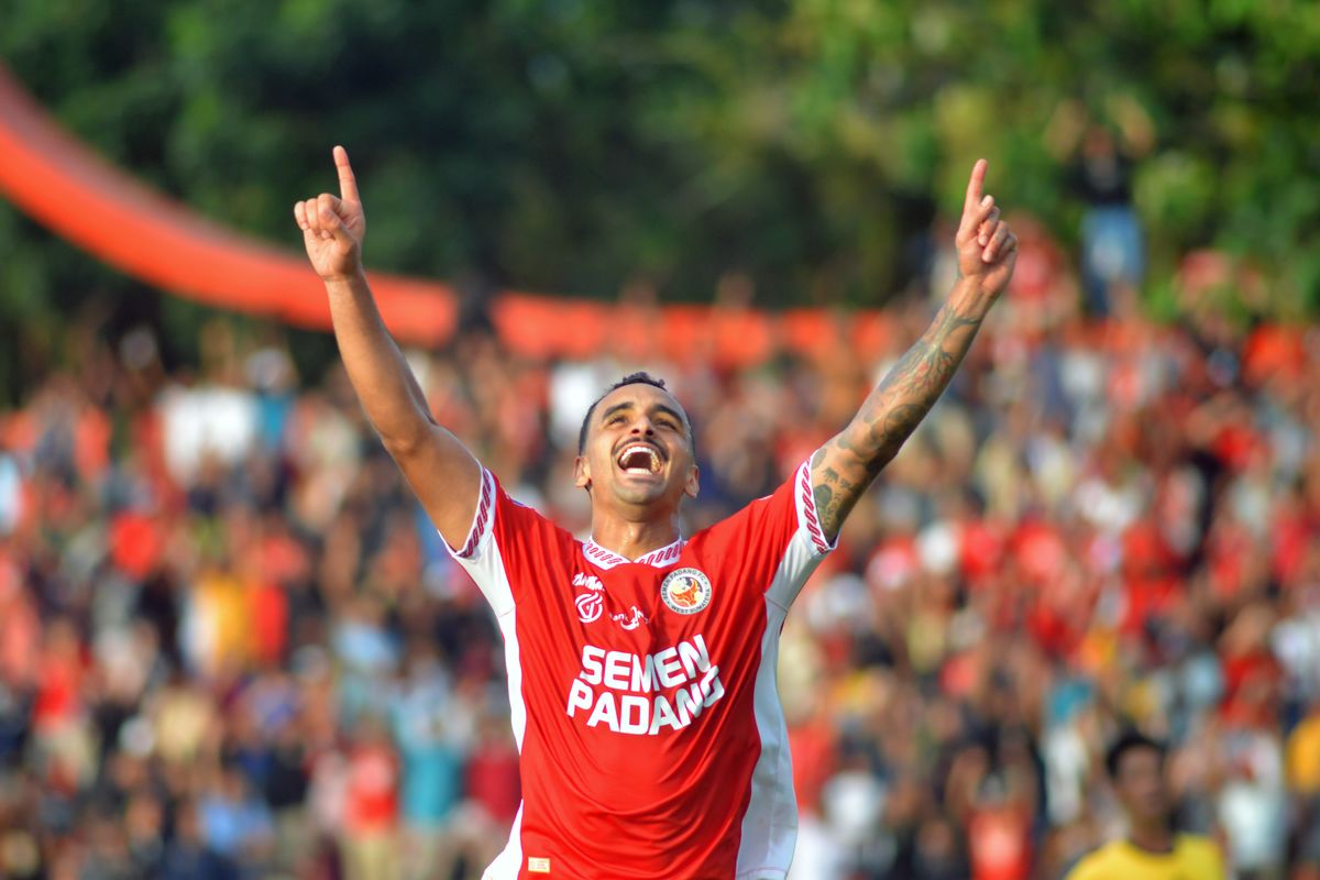 Semen Padang Pimpin 1-0 Atas PSM di Babak Pertama