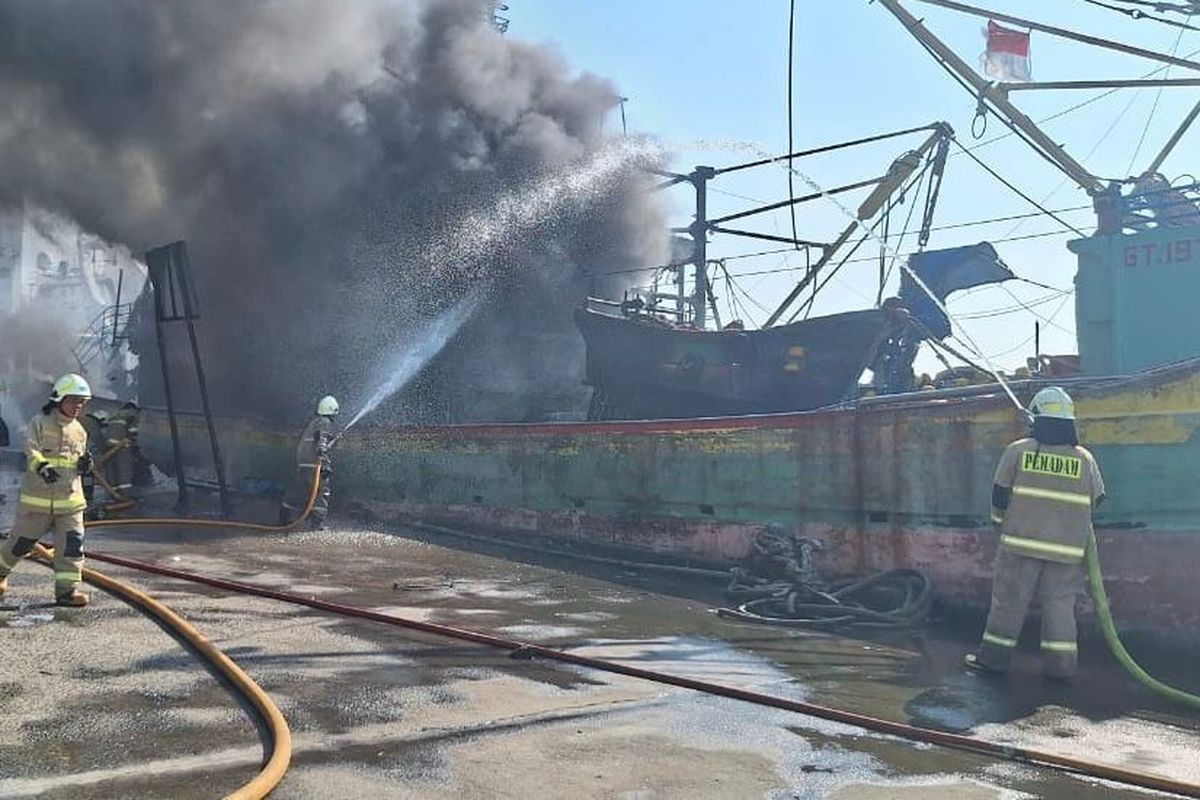 4 Kapal Terbakar di Muara Baru, Kerugian Mencapai Rp 2,75 Miliar – Ini Penyebabnya
