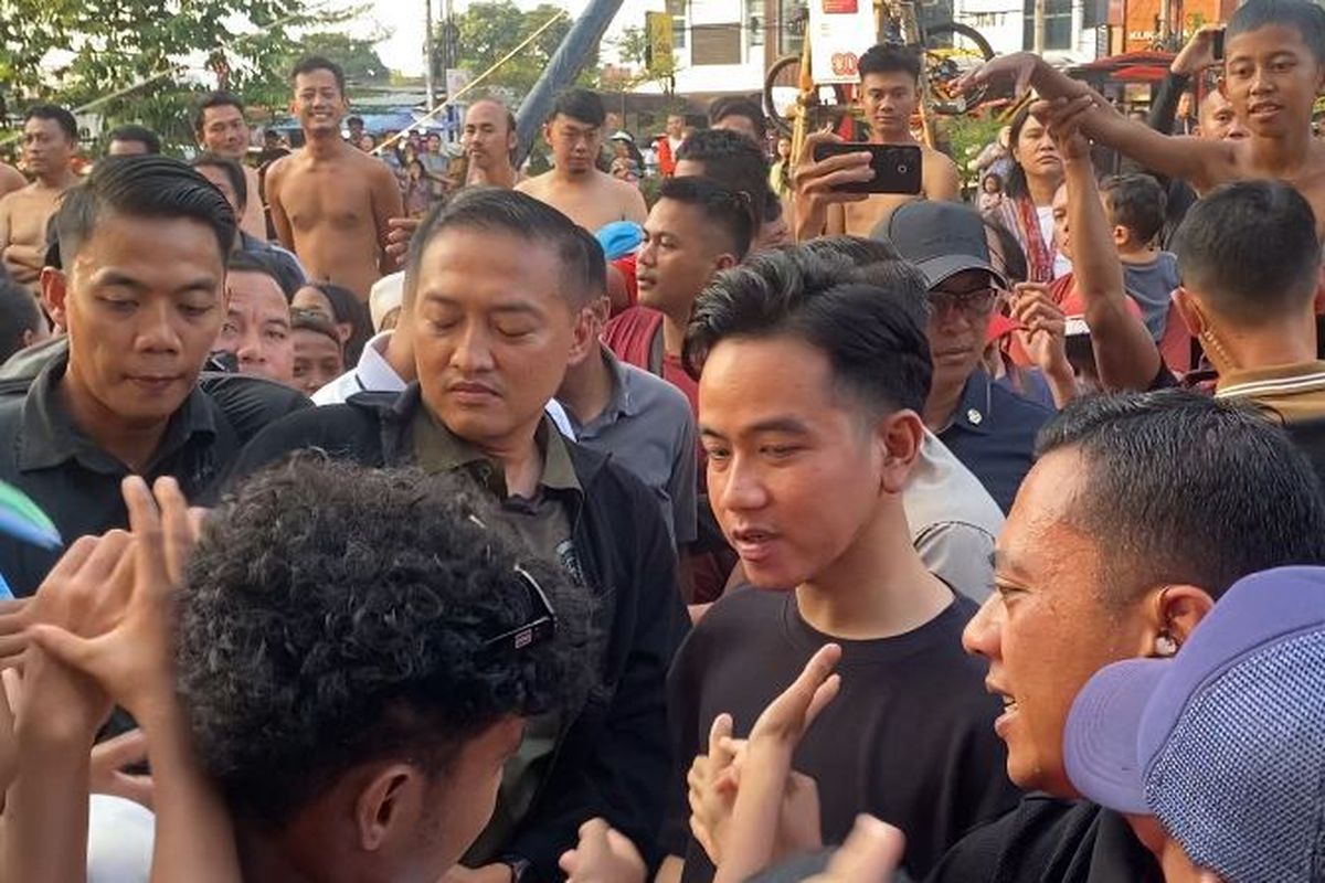 Gibran Ramaikan Lomba Panjat Pinang di Kalimalang, Disambut Antusias Warga