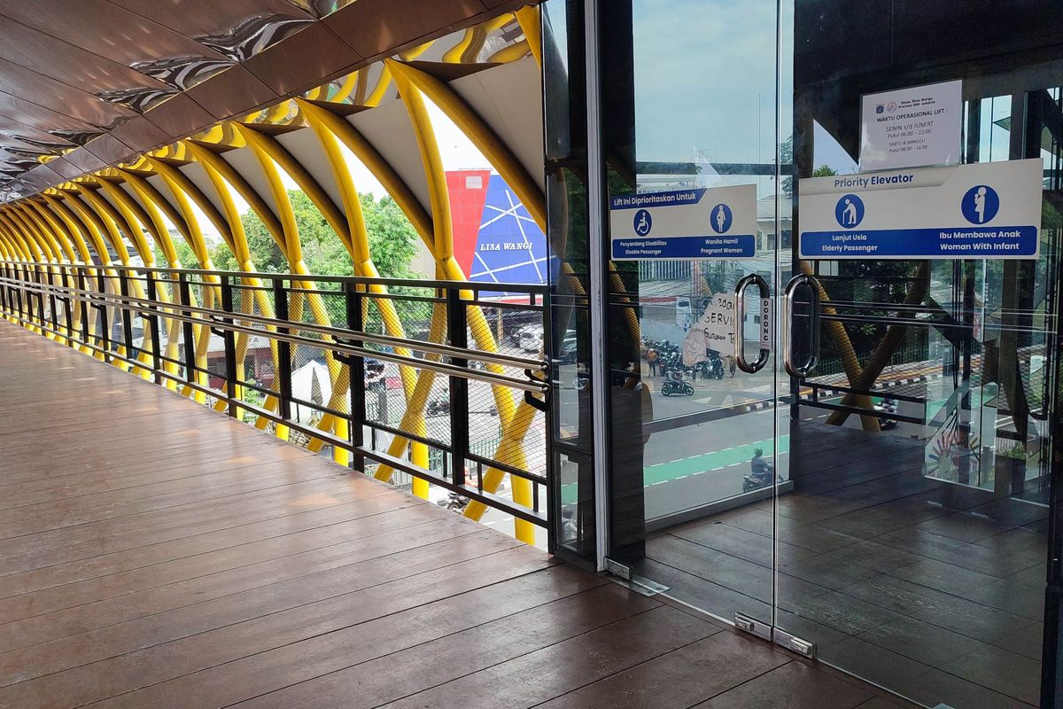 Lansia Berjuang Naik Tangga Curam Usai Lift JPO PGC Mogok