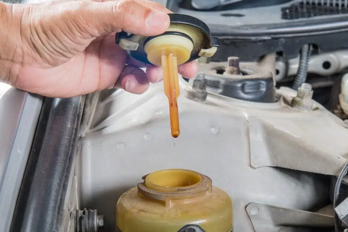 Jangan Abaikan! Ini Alasan Oli Power Steering Harus Diganti Secara Rutin