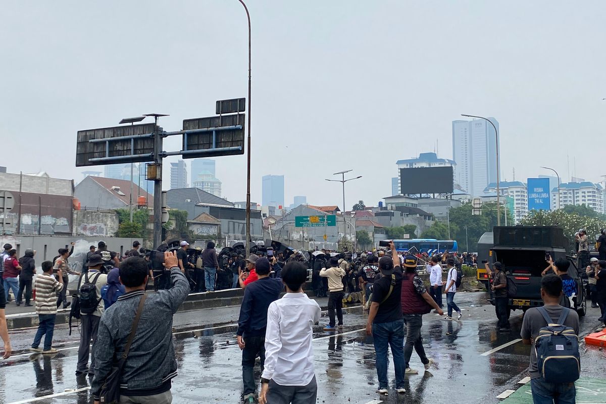 Demo di DPR Tutup Jalan Gatot Subroto, Simak Rute Alternatif untuk Hindari Macet