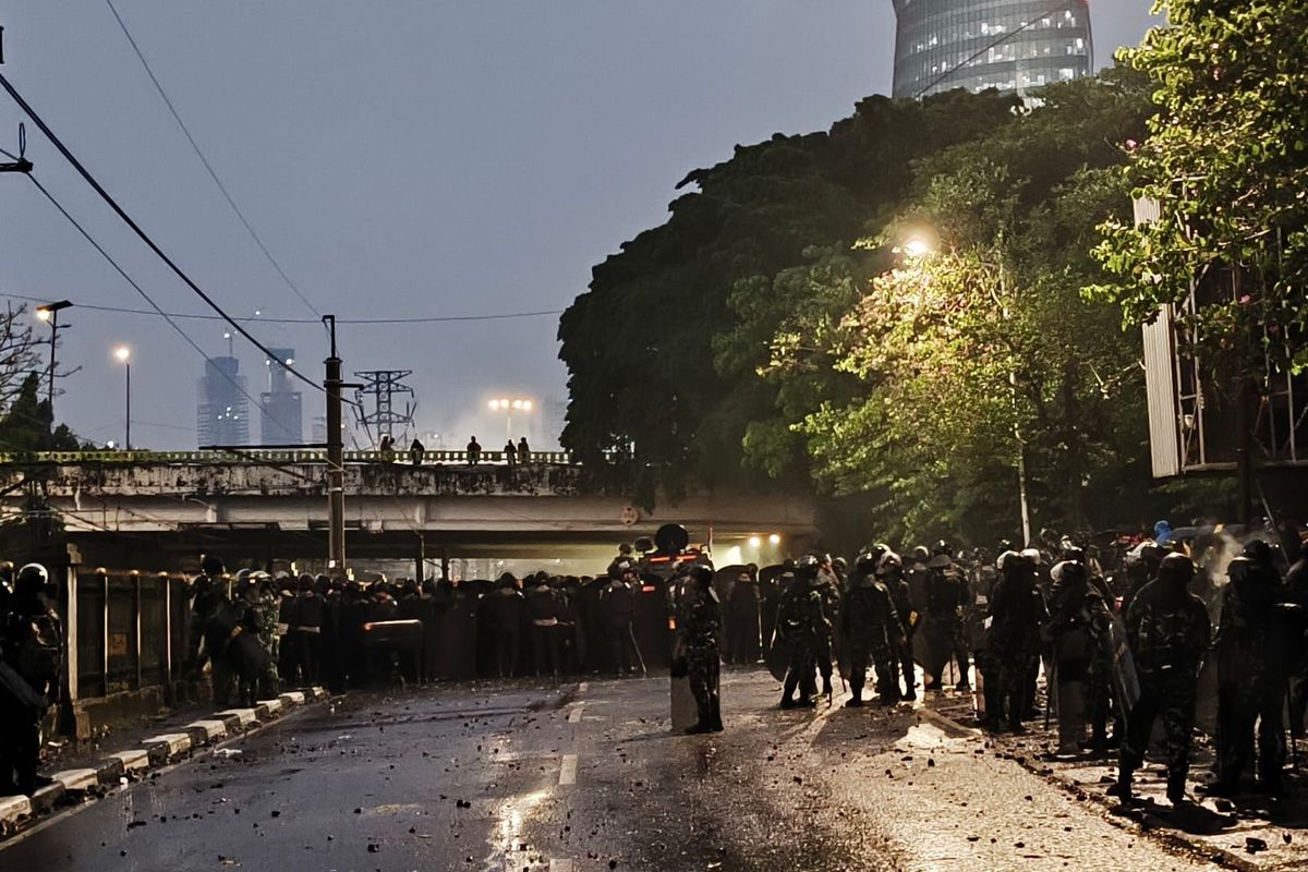 Macet Parah! Jalan Depan Gedung DPR Masih Tertutup, Lalu Lintas Tersendat di Banyak Titik