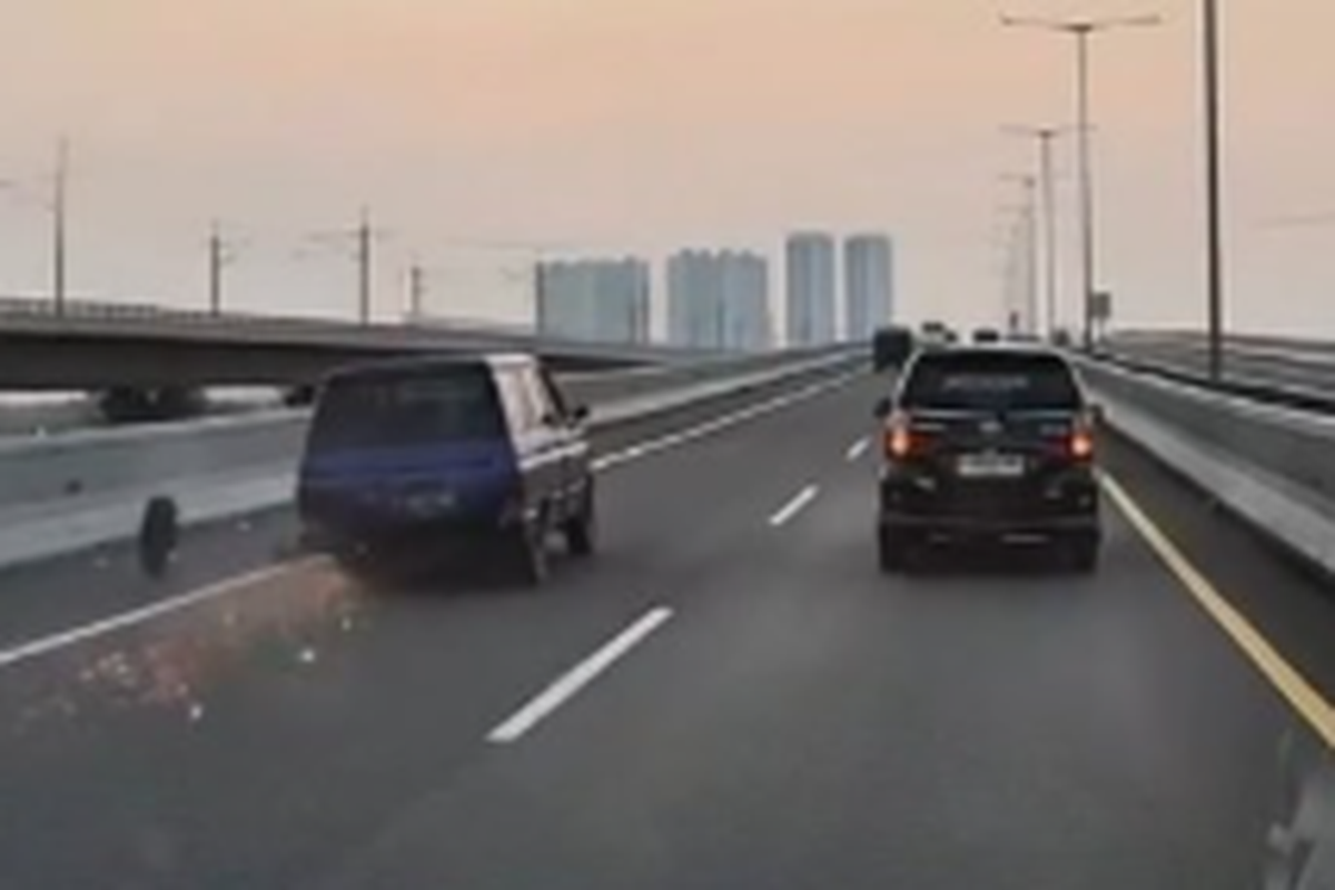 Viral! Momen Mengerikan Ban Belakang Isuzu Panther Lepas Saat Melaju di Tol