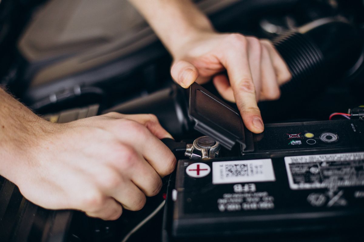 Cabut Aki Saat Mobil atau Motor Tak Dipakai Lama