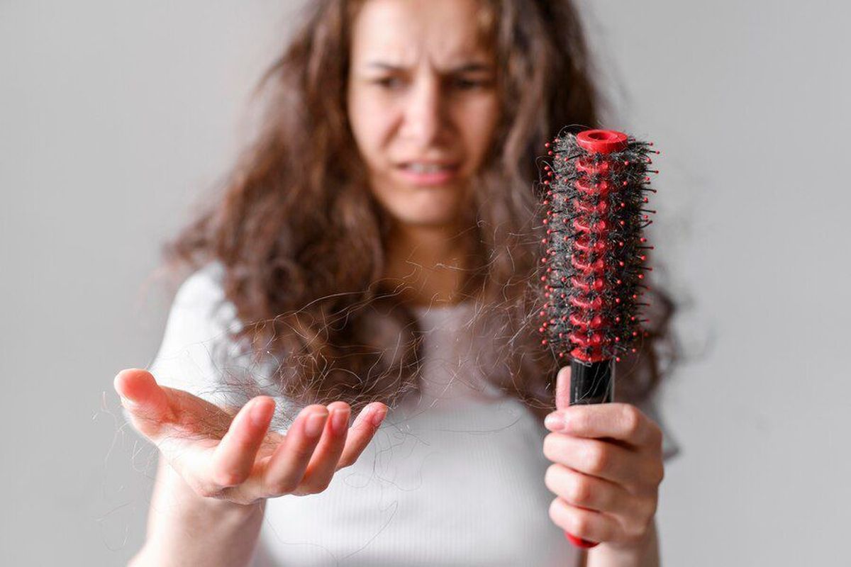 3 Kebiasaan Sepele Sehari-hari yang Memicu Rambut Rontok, No 1 Sering Diabaikan!