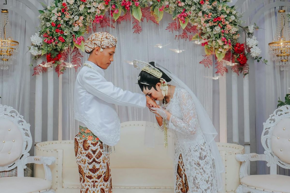 Psikologi di Balik Rasa Julid Orang Takut Menikah terhadap Pasangan yang Sudah Berumah Tangga