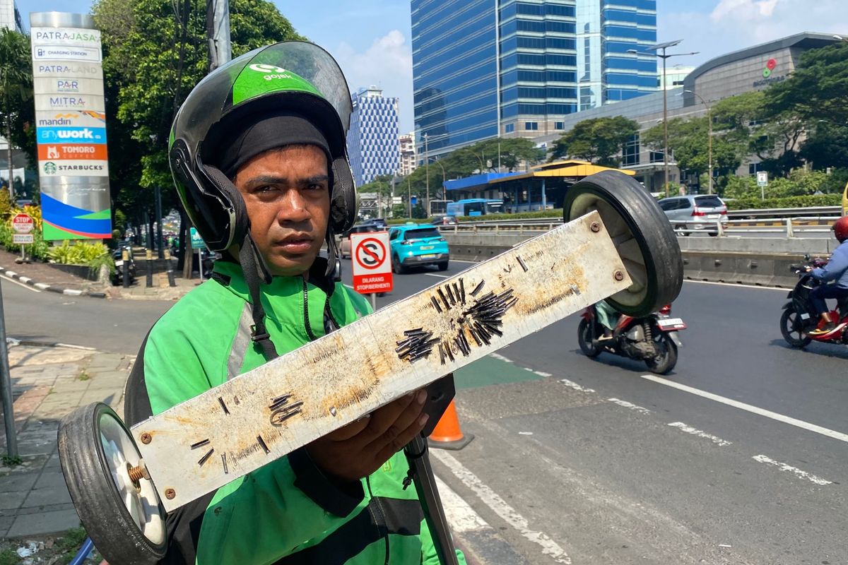 Waspada! Ranjau Paku Besi Payung Mengintai Keselamatan Pengendara Jakarta