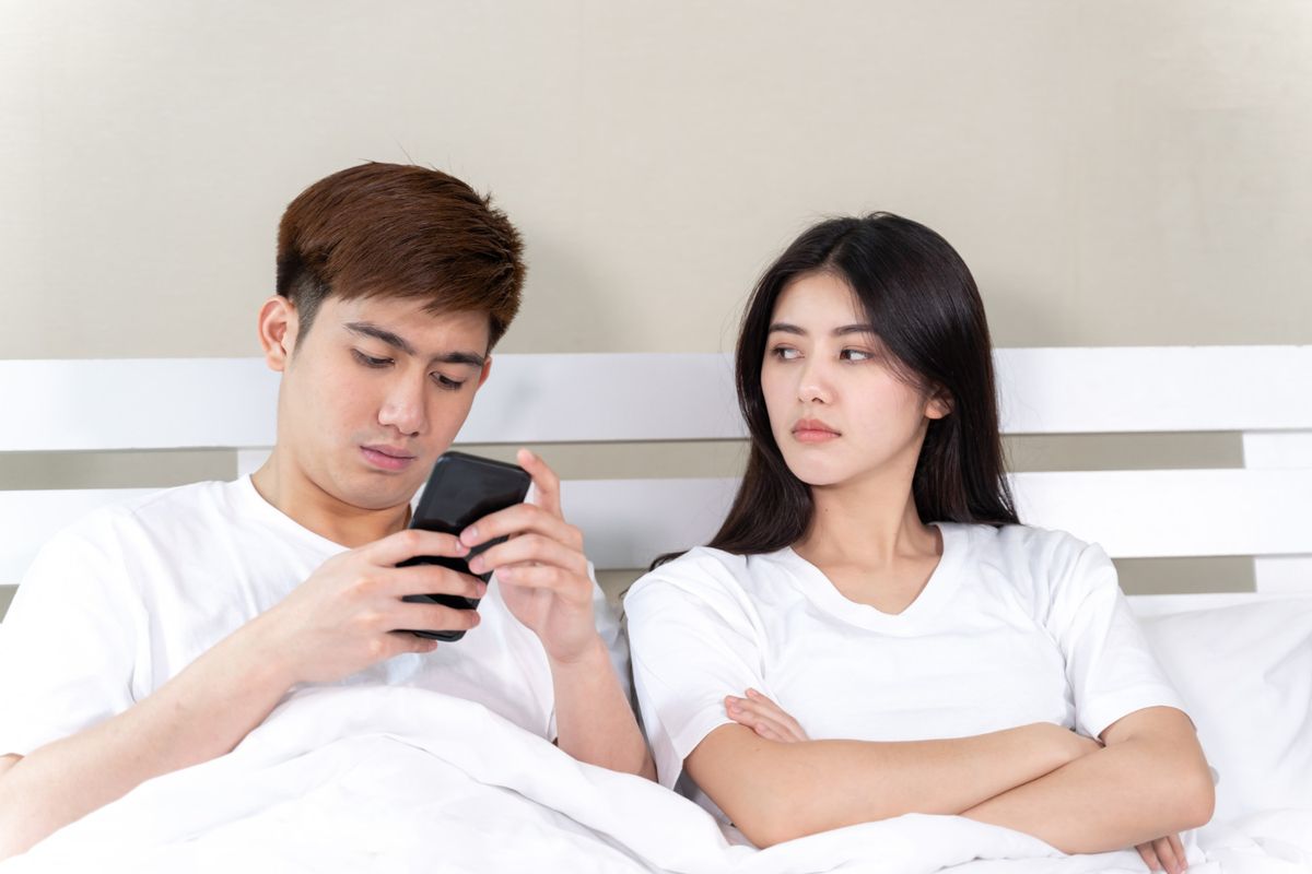10 Tanda Micro Cheating pada Pasangan yang Sering Terabaikan, Waspadai!