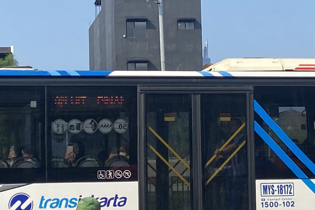 Bus Transjakarta Tabrak Toko di Setiabudi, Diduga Akibat Pengemudi Tidak Fokus