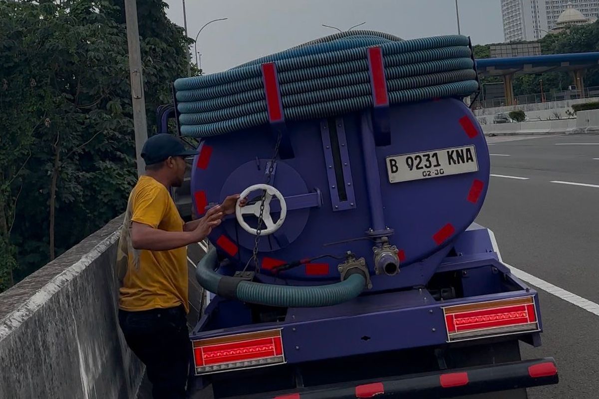 Truk Tinja Ilegal Buang Limbah ke Kali Ciliwung Depok, Pelaku Tak Miliki Izin Usaha!