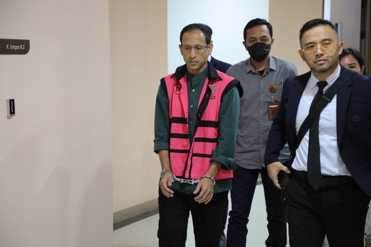 Viral! Nadiem Makarim Terjerembap, Netizen Heboh!