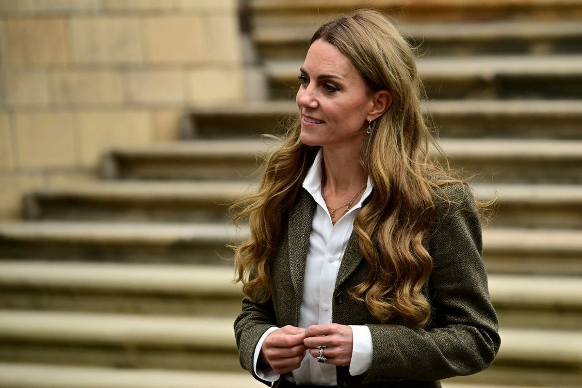 Stylish OOTD Kantor ala Kate Middleton dengan Rambut Pirang yang Mencuri Perhatian