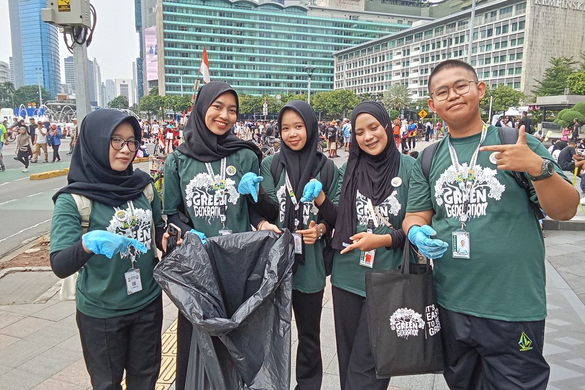 Pelajar dan Mahasiswa Galakan Aksi Bersihkan Sampah di CFD, Puntung Rokok Jadi Sorotan!