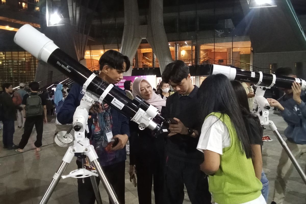 Antrean Panjang di TIM Demi “Blood Moon”: Warga Bawa Teleskop hingga Selimut untuk Momen Langka