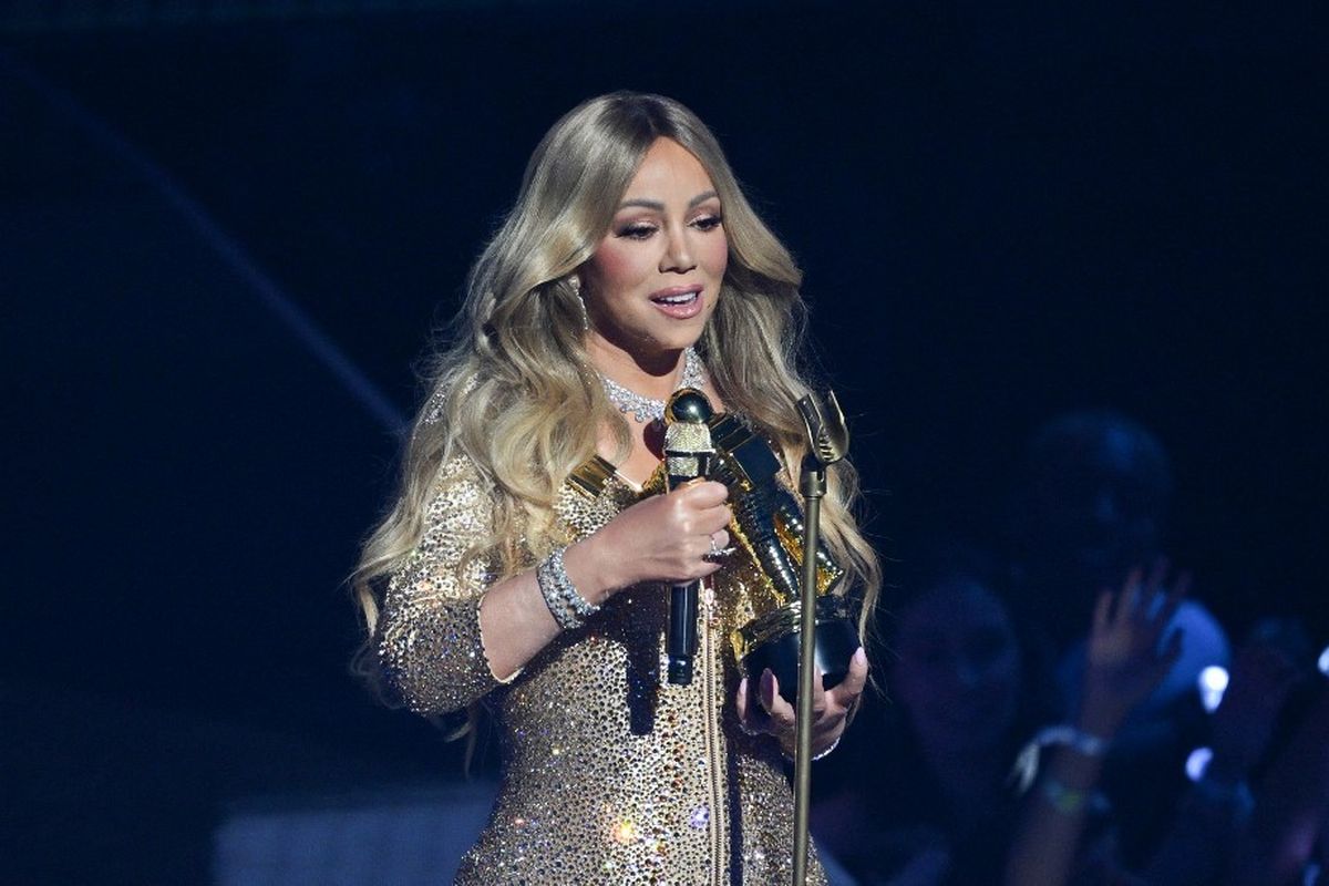 Mariah Carey Bersinar di MTV VMA 2025 dengan Gaya Glamor Busana Emas yang Memukau
