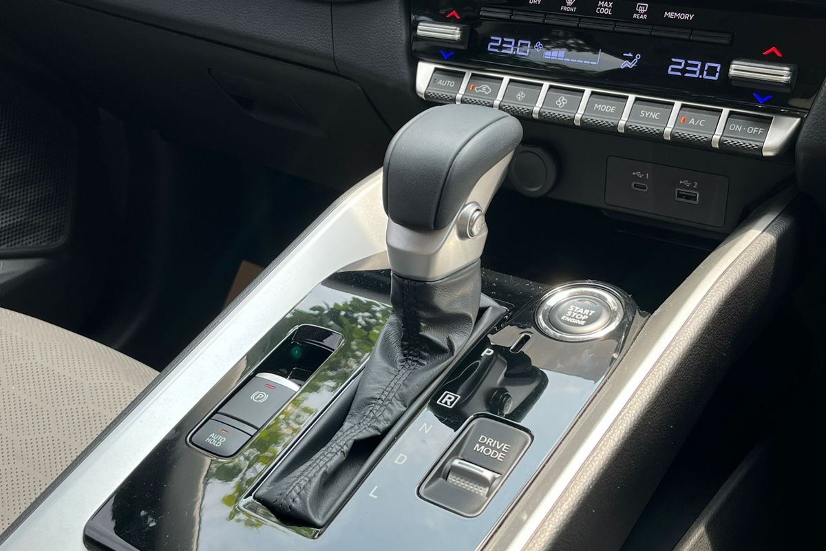 Tips Aman Gunakan Posisi D Saat Mobil Matik Menanjak, Hindari Risiko Kerusakan!