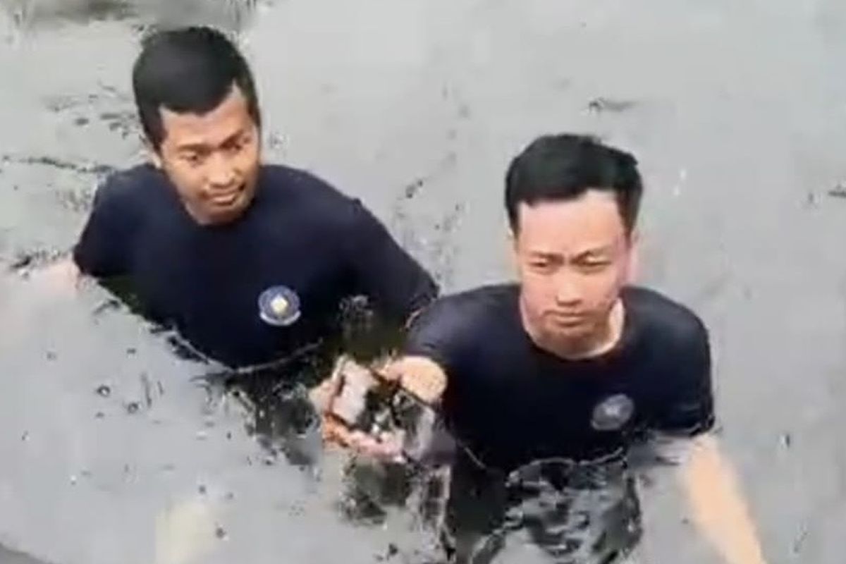 Damkar Rela Kuras Kolam 2 Meter Demi Gadget