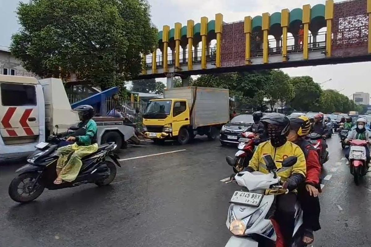 Mobil Boks Terguling di Matraman Akibat Jalanan Licin – Waspada Bahaya!