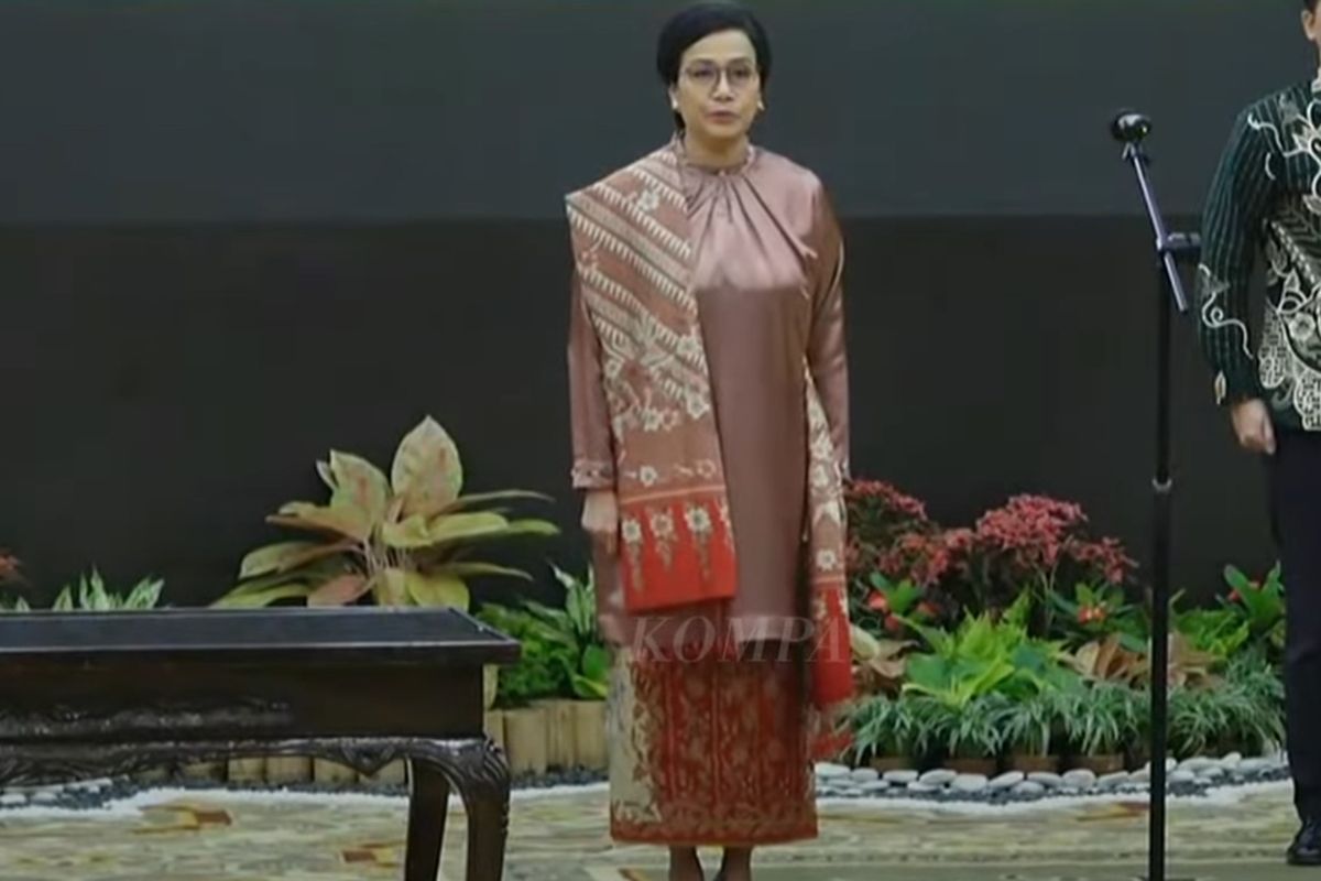 Gaya Anggun Sri Mulyani Pakai Tunik & Batik di Momen Sertijab Menteri Keuangan