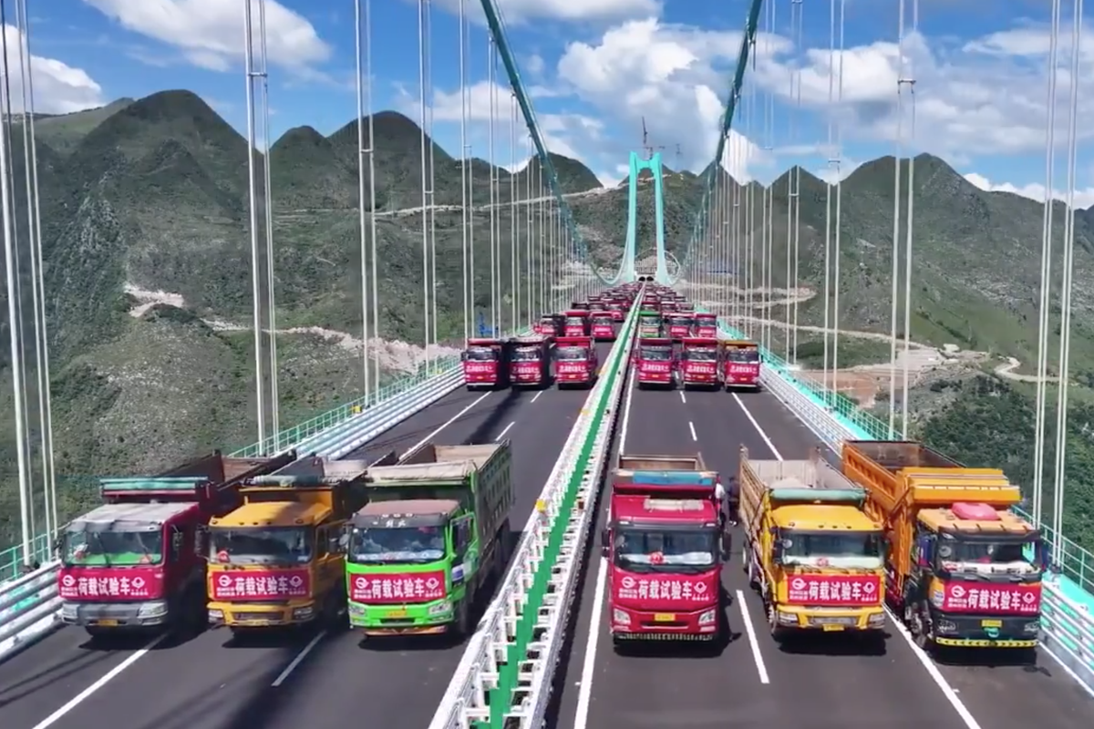 Jembatan Huajiang Canyon Pecahkan Rekor Uji Beban 96 Truk Tertinggi di Dunia