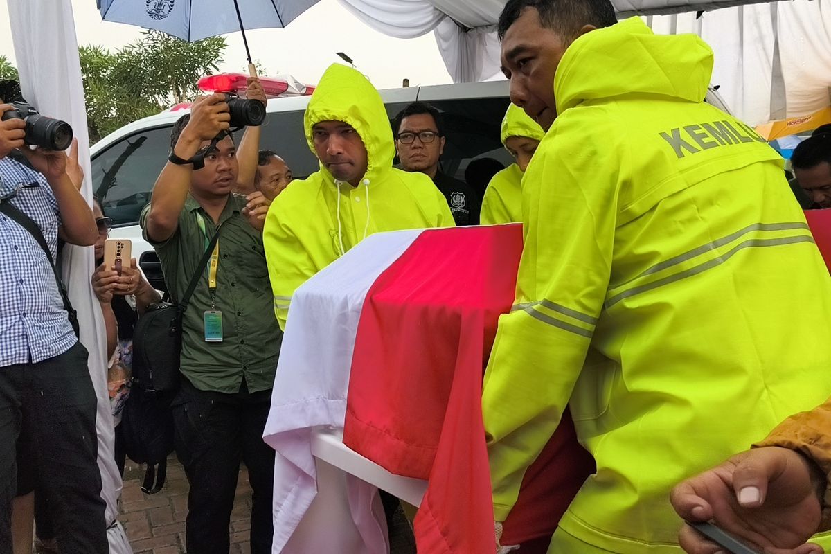 Jenazah Staf KBRI Zetro Leonardo Purba Tiba di TPU Sari Mulya dan Langsung Dimakamkan