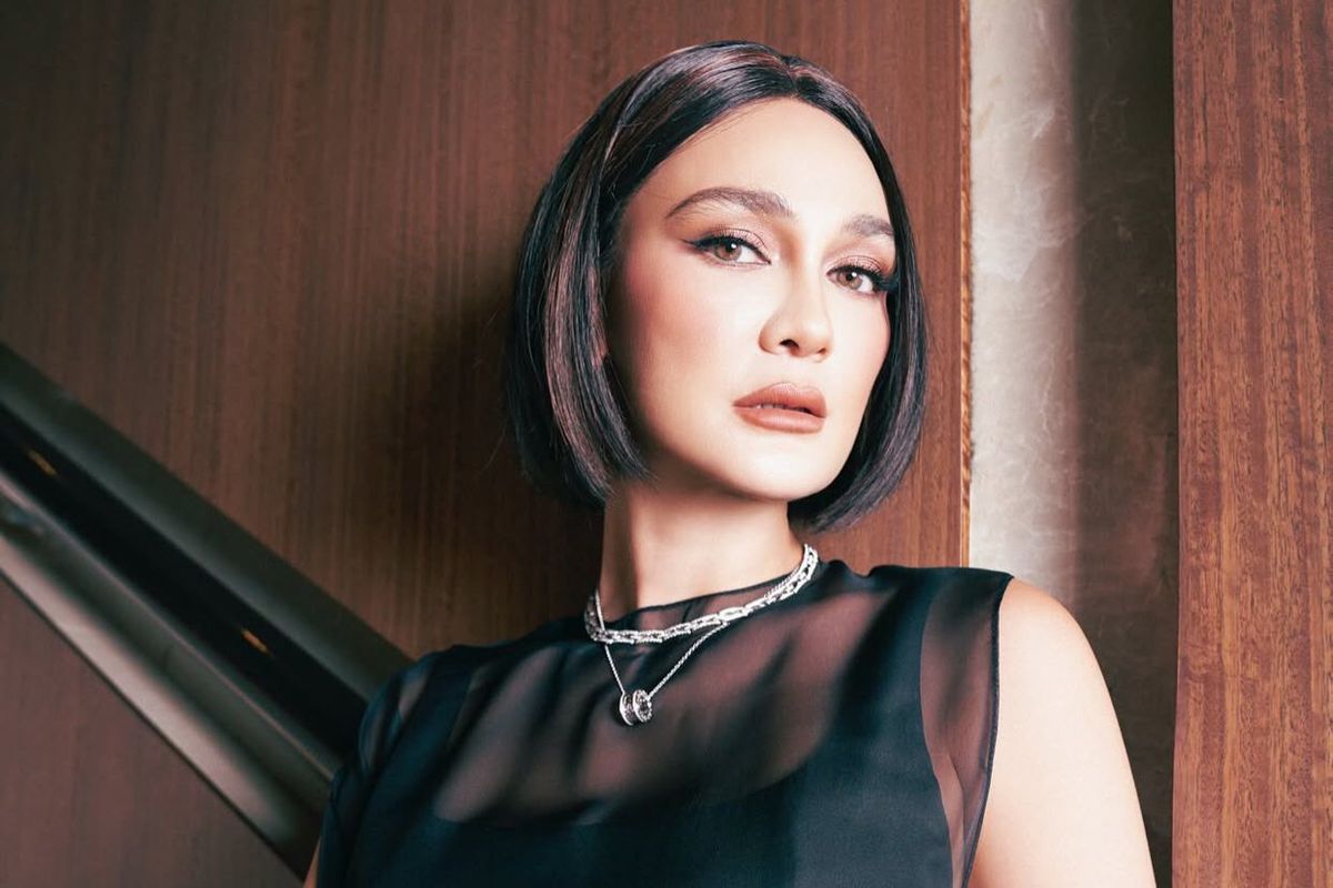 Luna Maya Pamer Gaya Elegan dengan Rambut Pendek & Dress Hitam yang Mewah