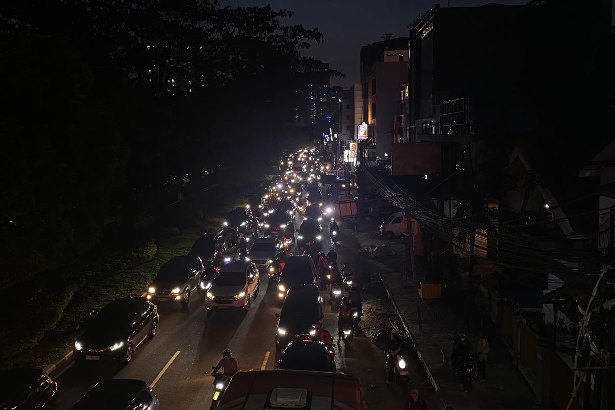 Jalan KH Abdullah Syafei Tebet Gelap Gulita Diterpa Proyek Galian