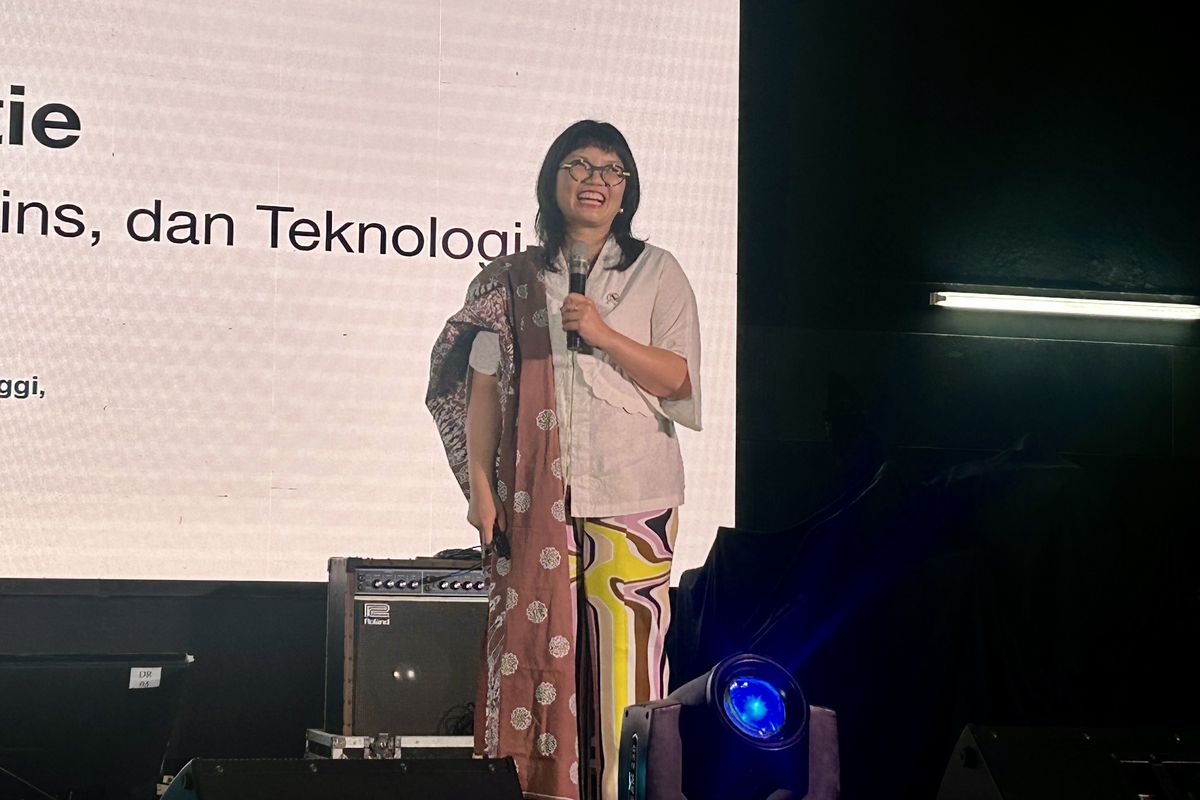Wamen Stella Christie Pamer Gaya Retro & Wastra Nusantara di HUT Ke-30