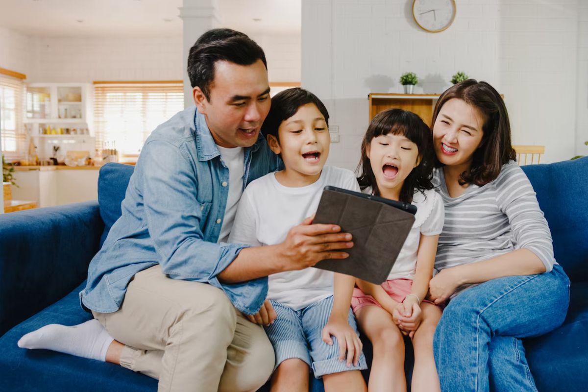 7 Langkah Jadi Ayah Adil untuk Anak Kandung & Anak Tiri